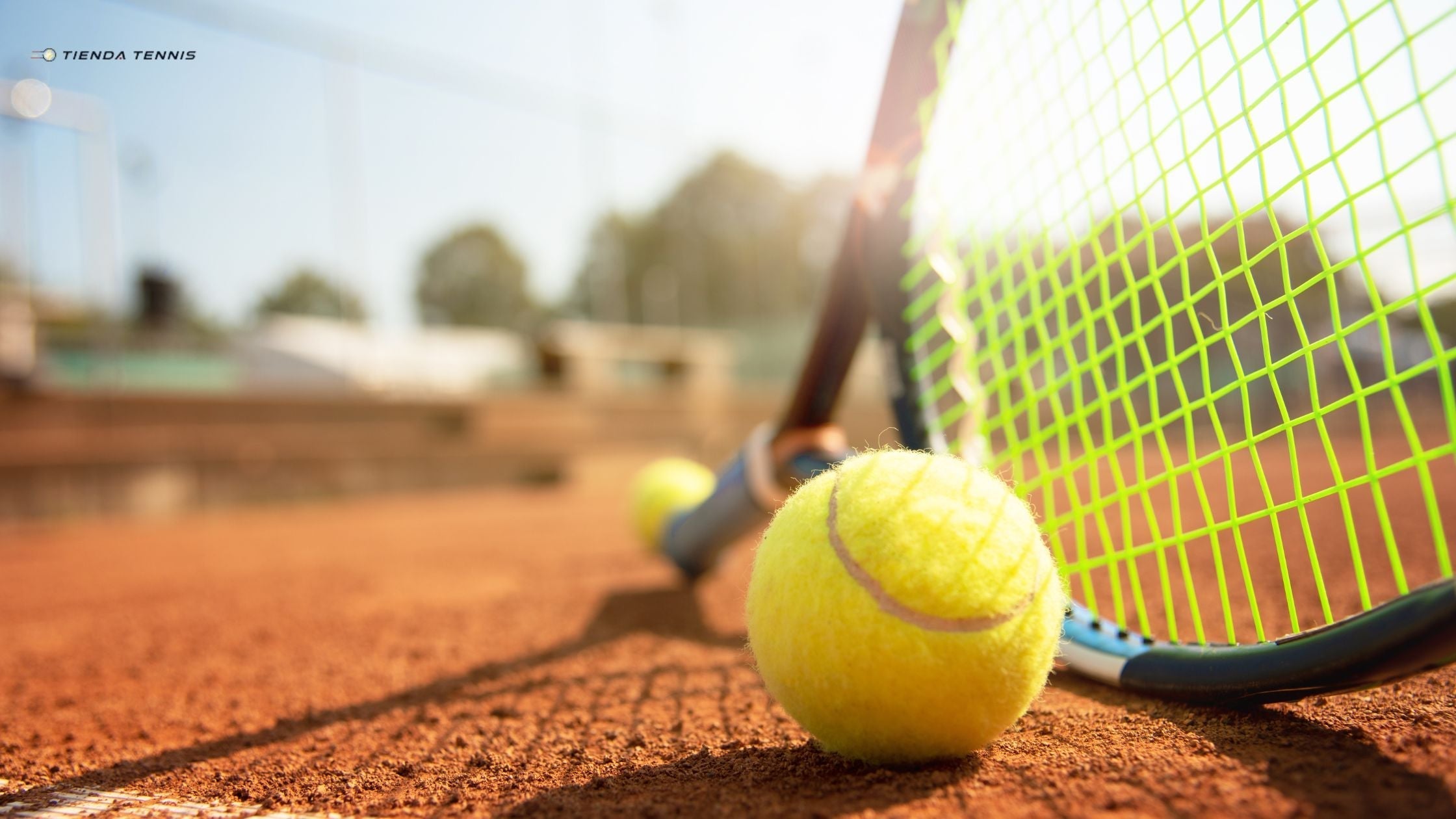 Tres tipos de raquetas de tenis de control, equilibrio y potencia